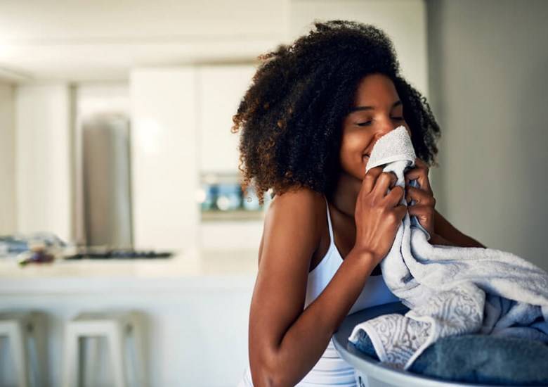 Como tirar mau cheiro de roupa e deixá-la cheirosa