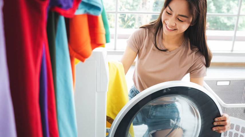 Usuwanie plam z błota z białych ubrań