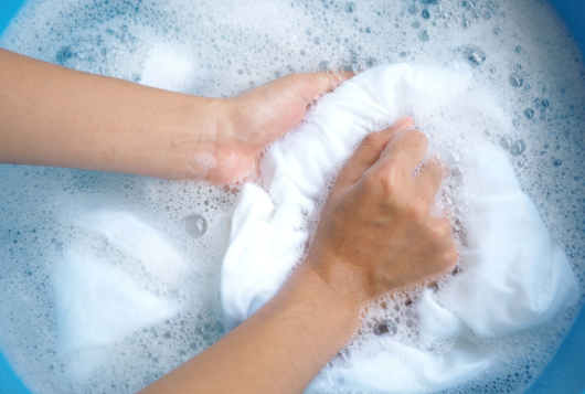 Restregando Ropa Blanca