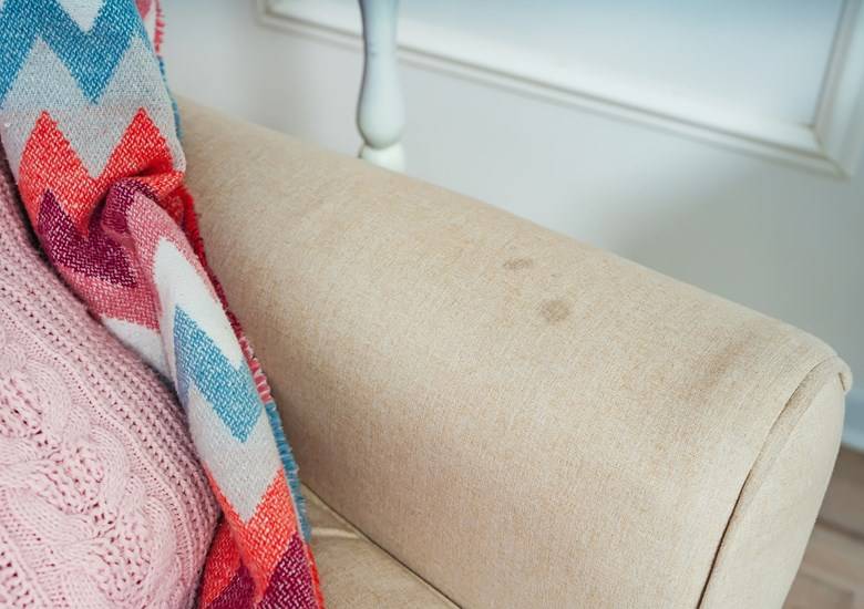 Der Guide: So reinigen Sie Ihr Stoffsofa