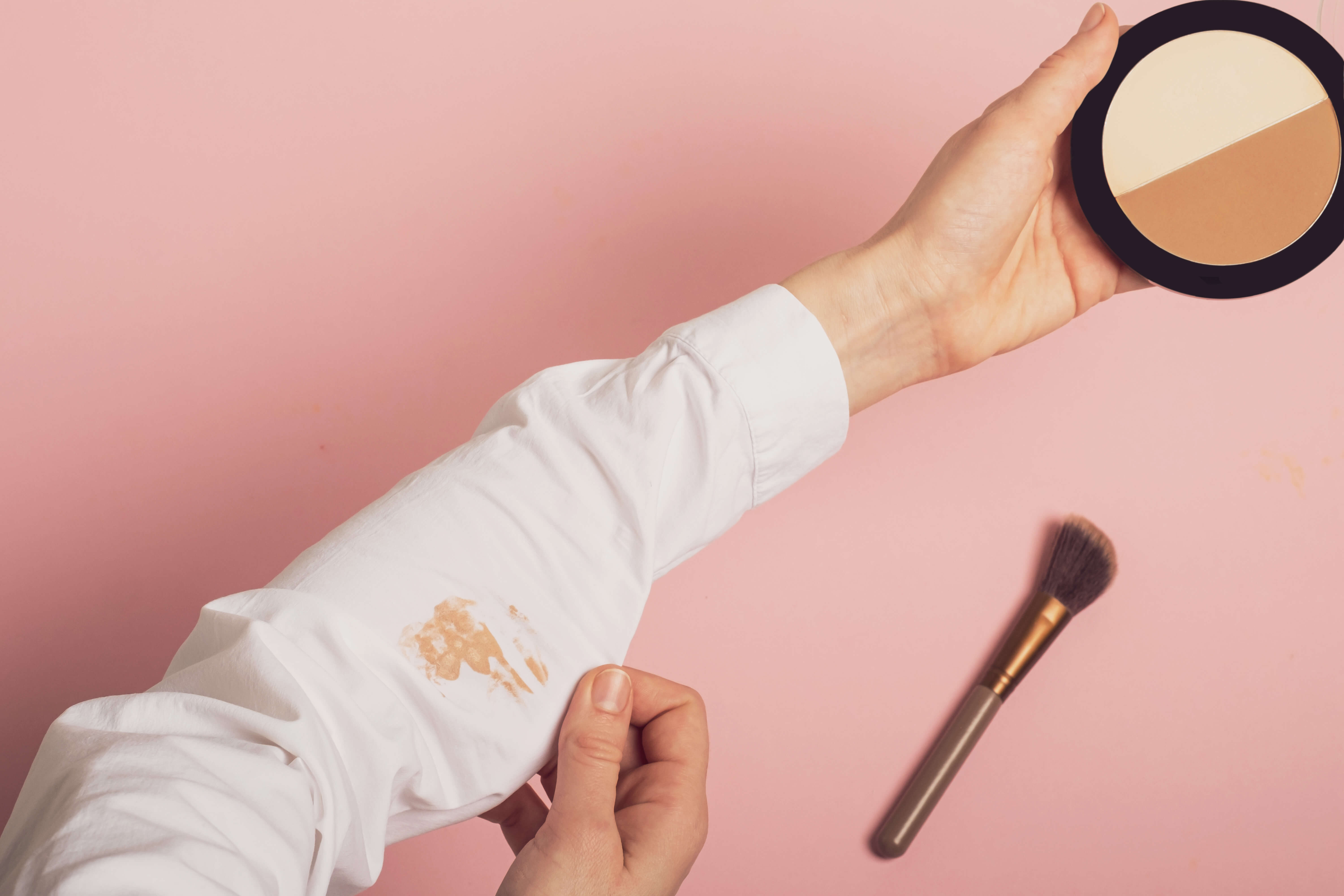 Como tirar manchas de base da roupa 