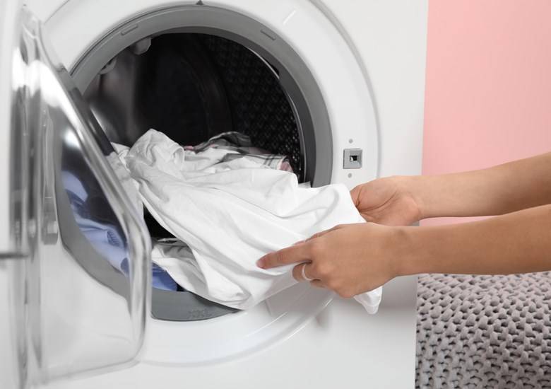 Aprende cómo blanquear la ropa blanca con Vanish®️.