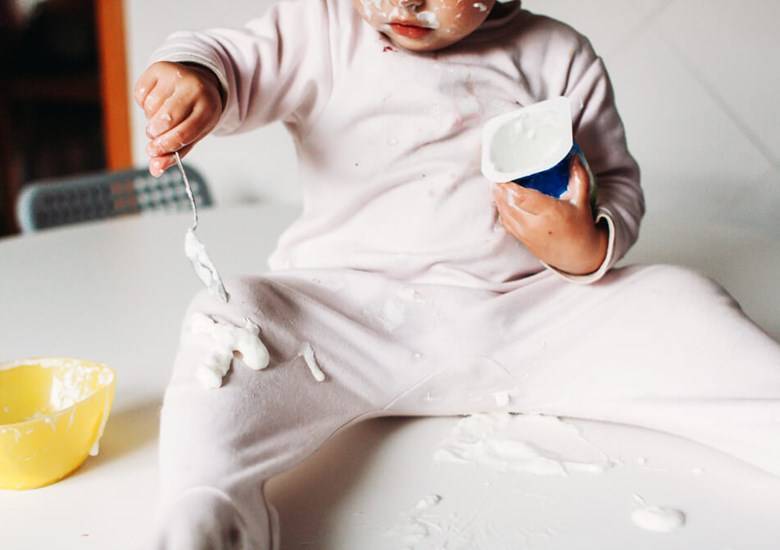 Como tirar mancha de roupa de bebê sem perder a qualidade