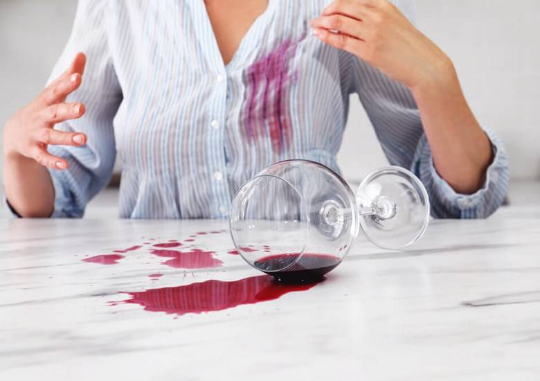 Como tirar mancha de vinho em instantes