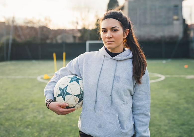 DE VLEKKEN AANPAKKEN: MODDER- EN GRASVLEKKEN UIT SPORTKLEDING VERWIJDEREN MET VANISH!