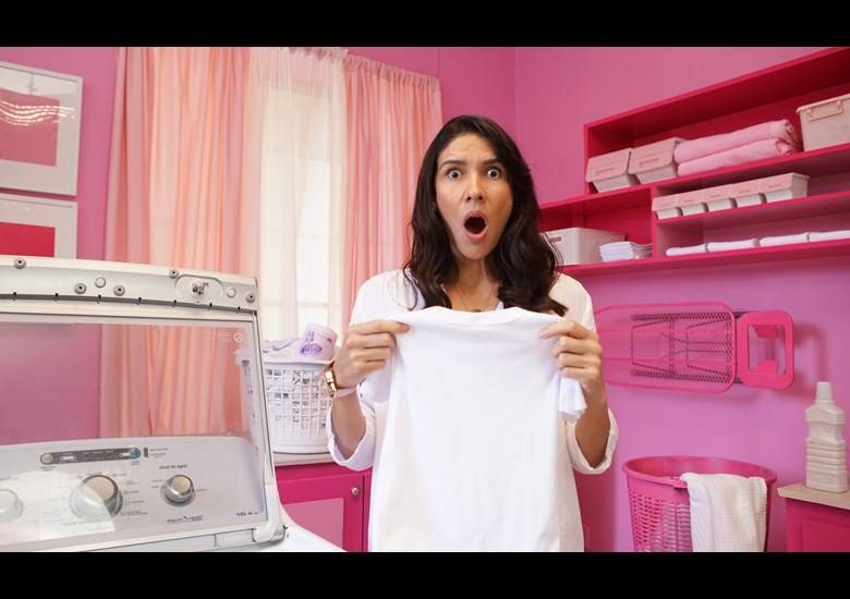 Línea de camisas blancas colgadas en tendedero en jardín