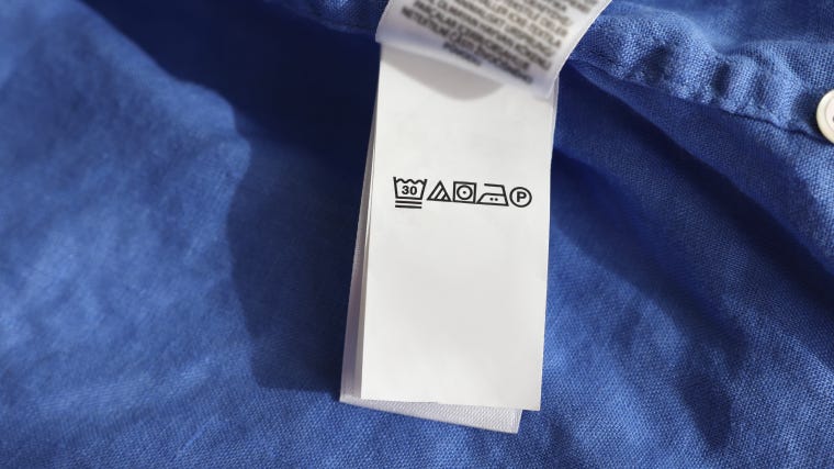 Como tirar cheiro de mofo da roupa branca e colorida