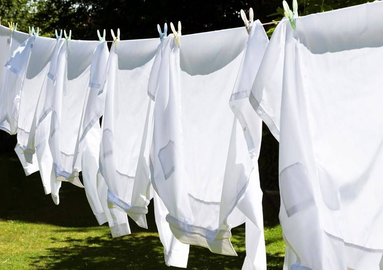 Camisas blancas en un tendedero al aire libre