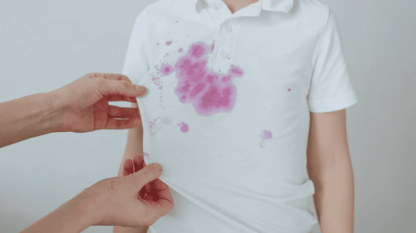 Descubre cómo quitar manchas de jamaica de tus prendas fácil y rápido