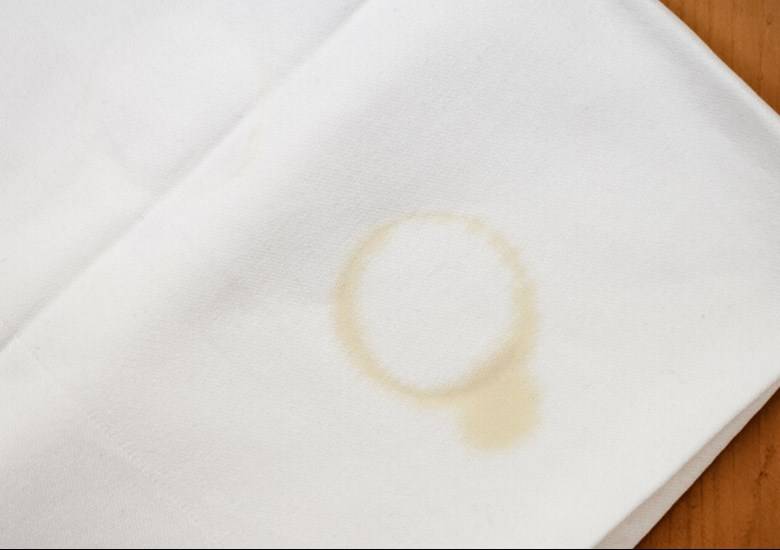 Como tirar mancha de erva mate de roupas coloridas e brancas