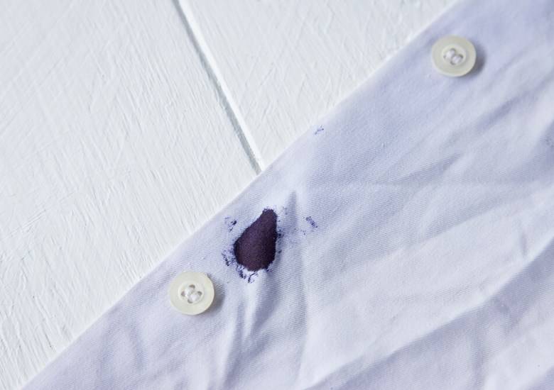 Como tirar mancha de caneta da roupa com instruções simples