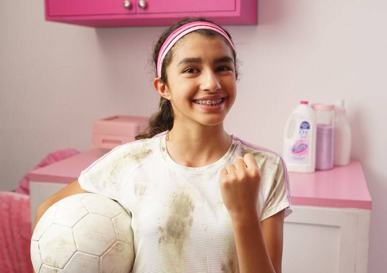 Hombre con camisa blanca y corbata se amarra agujetas