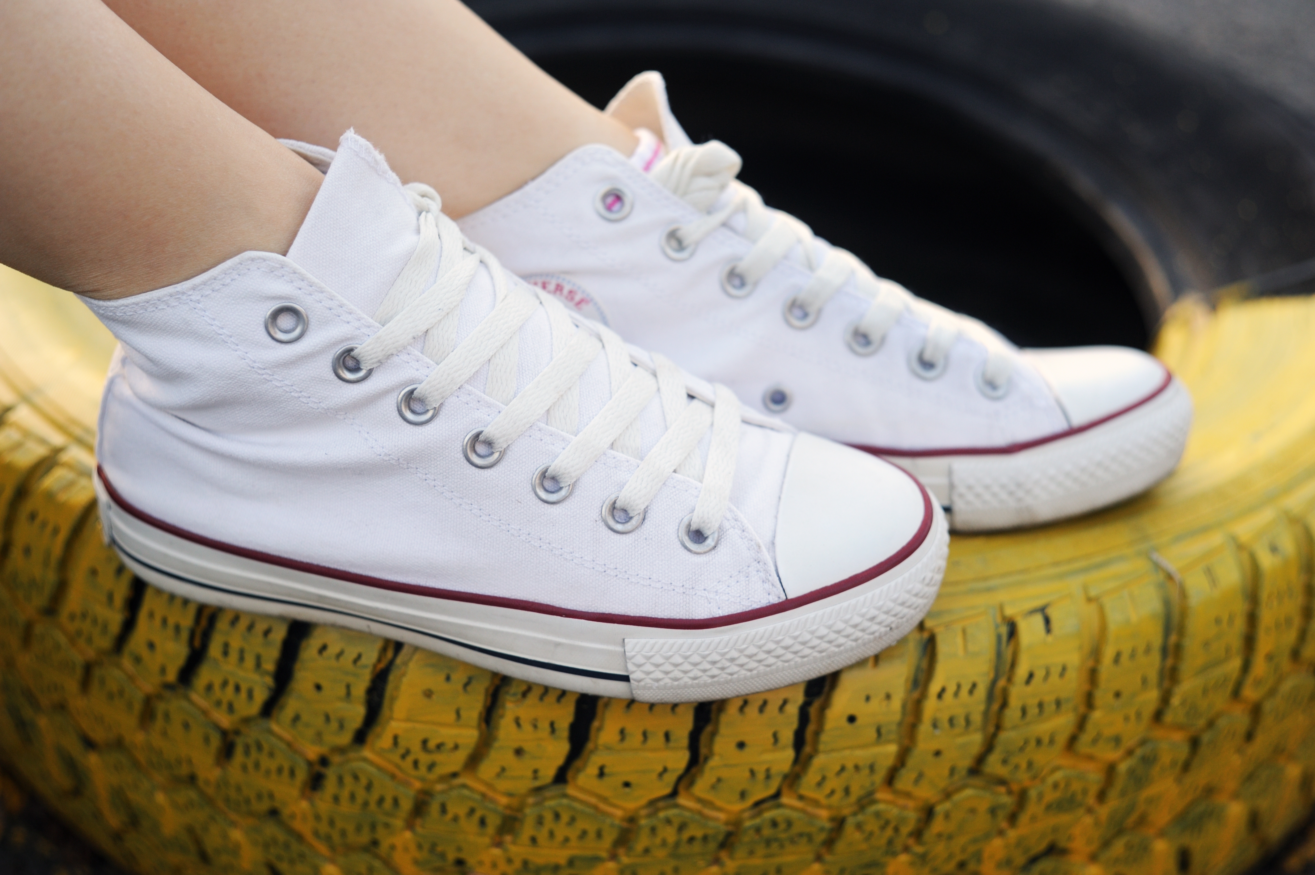 Cleaning shoes and removing odor