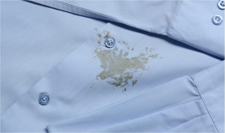 playera blanca con mancha de grasa