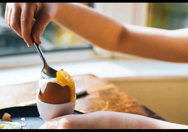 Como tirar mancha de ovo da roupa branca ou colorida