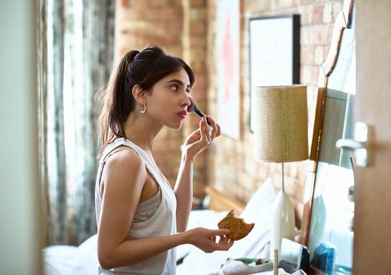 Come pulire le macchie di trucco