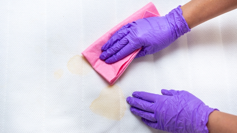 Por que é importante limpar o colchão regularmente?