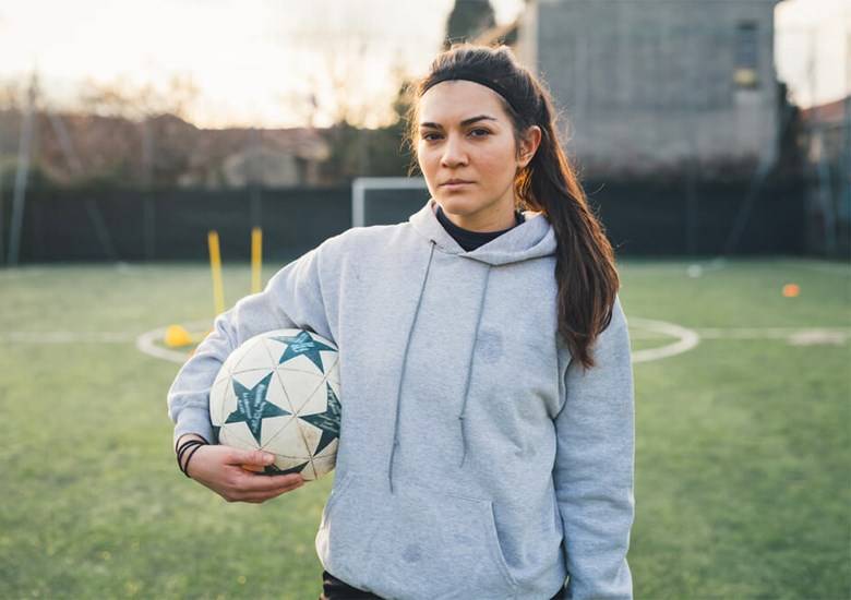 S’attaquer aux taches : enlever l’herbe et la boue des vêtements de sport avec Vanish !