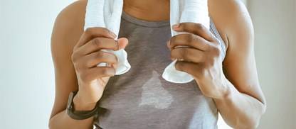 Jak pozbyć się zapachu potu z ubrań?