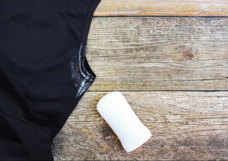 Como tirar mancha de desodorante da roupa sem desbotar a cor