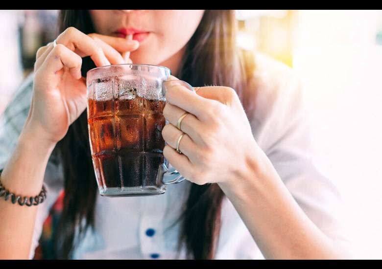 Como tirar mancha de refrigerante de roupa branca e colorida