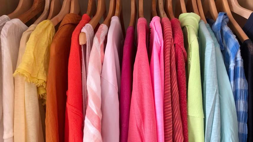 Como remover nódoas de chá da roupa de cor