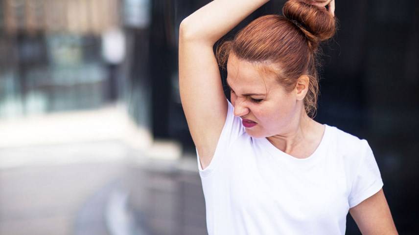 Gelbe Schweißflecken entfernen