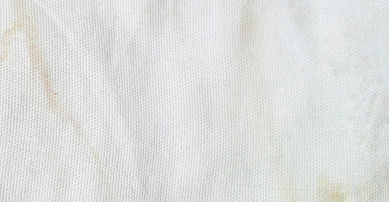 Tela con mancha amarilla