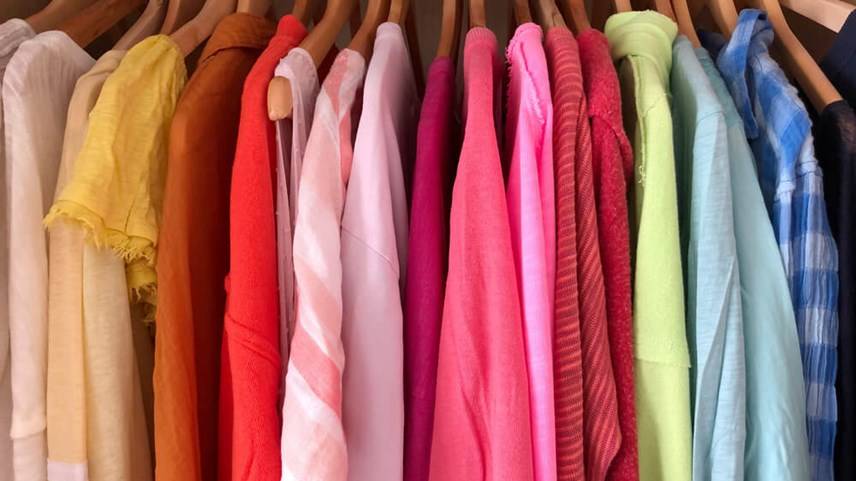 Taches de sang sur vêtements colorés