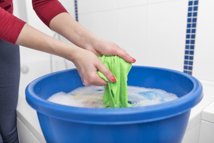 Remove nail polish with vanish