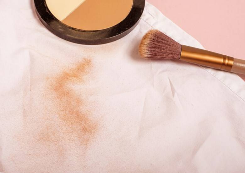 Como tirar mancha de maquiagem da roupa e outros tecidos