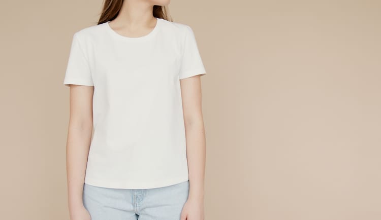 Pessoa usando uma camiseta branca simples.