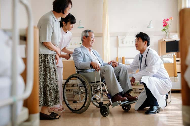 JJ_Photo_Doctor talking with man in wheelchair and his family_GettyImages_1191296147_4Star JJ_Photo_Doctor talking with man in wheelchair and his family_GettyImages_1191296147_4Star