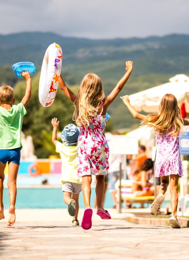 Kinderermäßigung Kinder rennen zum Pool