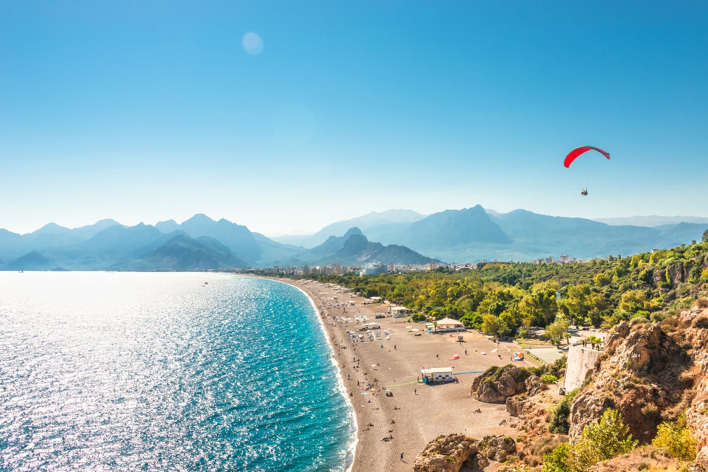 Strand mit Gleitschirmflieger