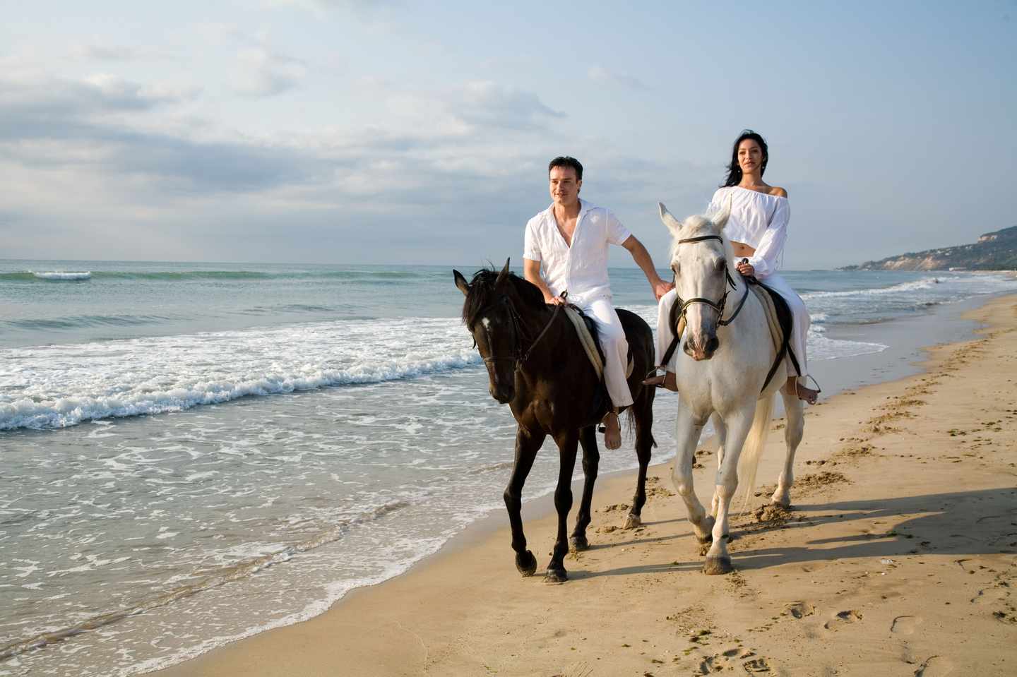 Paar reitet auf Pferden am Strand von Albena