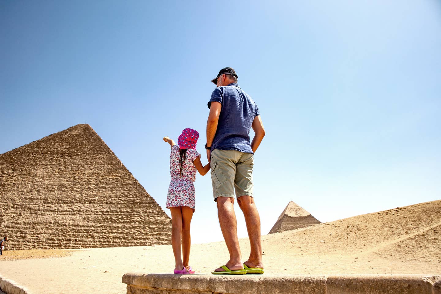 Vater mit Tochter vor einer Pyramide