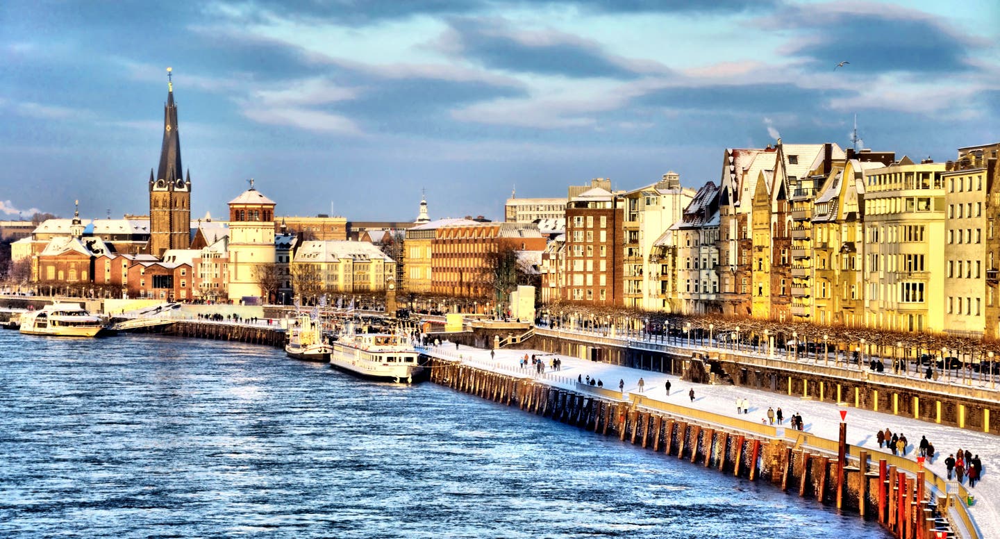 Sonniger Wintertag am Rhein in Düsseldorf