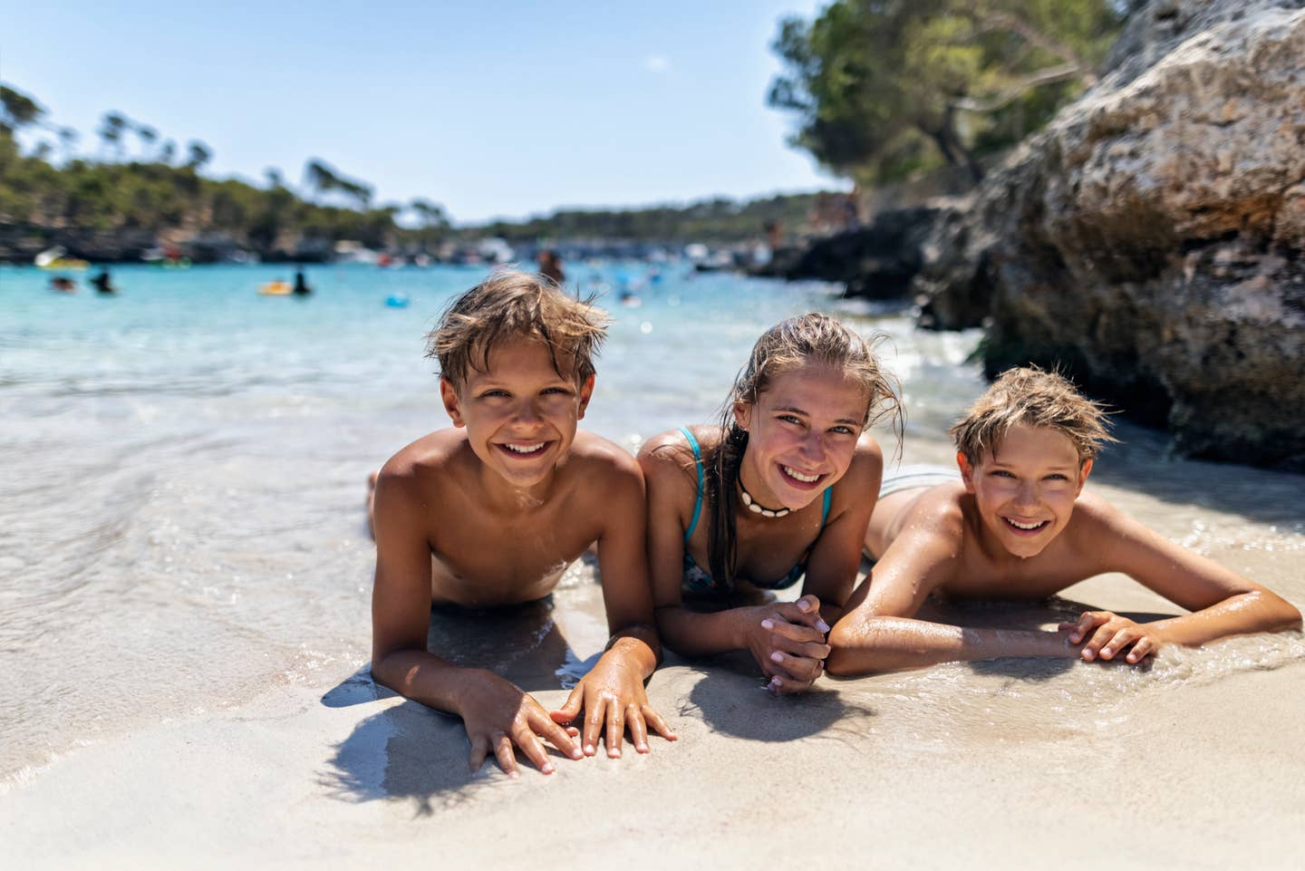 Kinder baden in einer Bucht