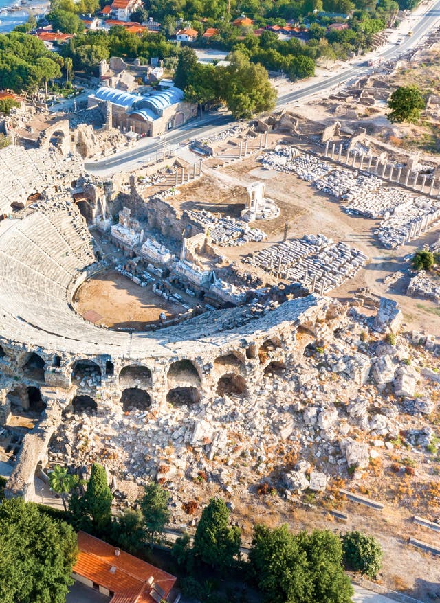 Die Top-10-Sehenswürdigkeiten in Side Luftaufnahme vom Amphitheater in Side