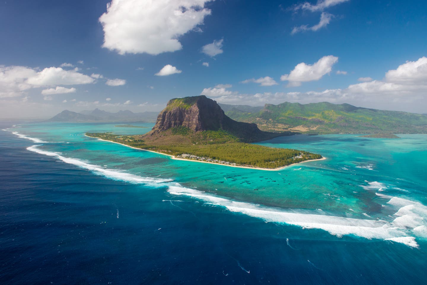 Blick vom Flugzeug auf den Le Morne Mount, Mauritius