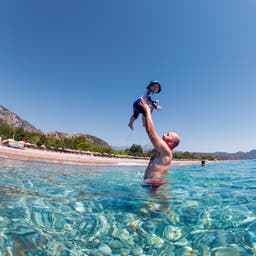 tuerkei-mann-kind-meer-g-1270265385.jpg