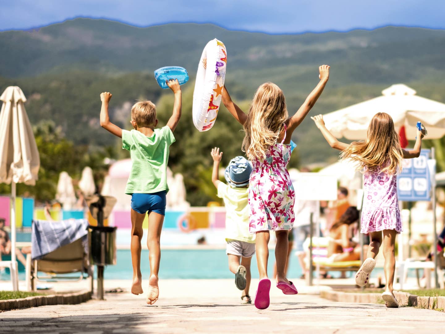 Kinder spielen im Hotel