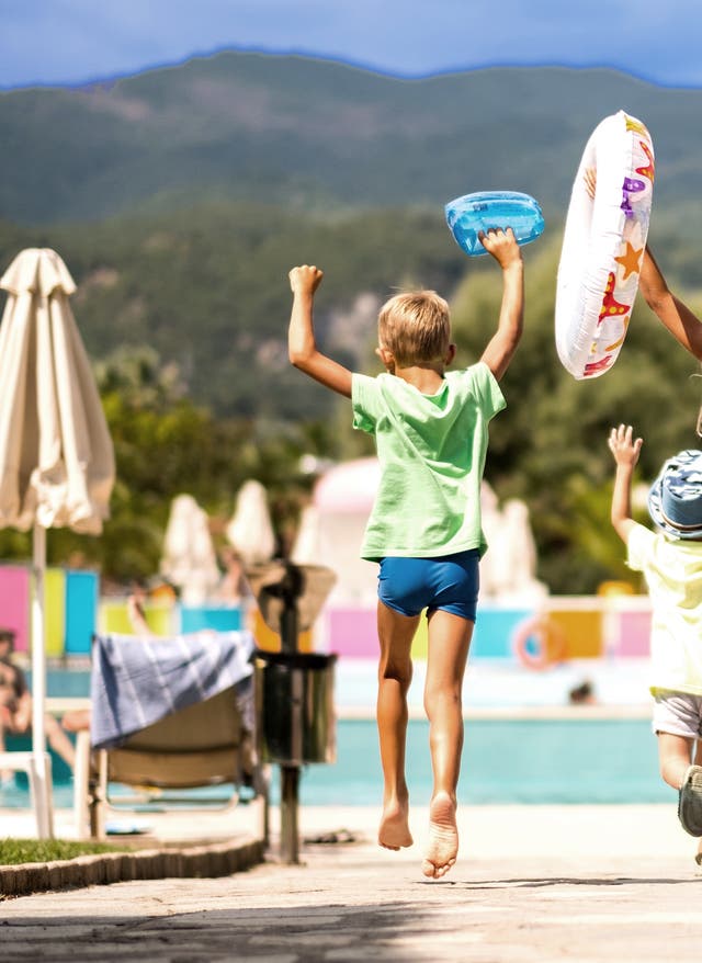Mehr Infos hier Kinder auf dem Weg zum Pool
