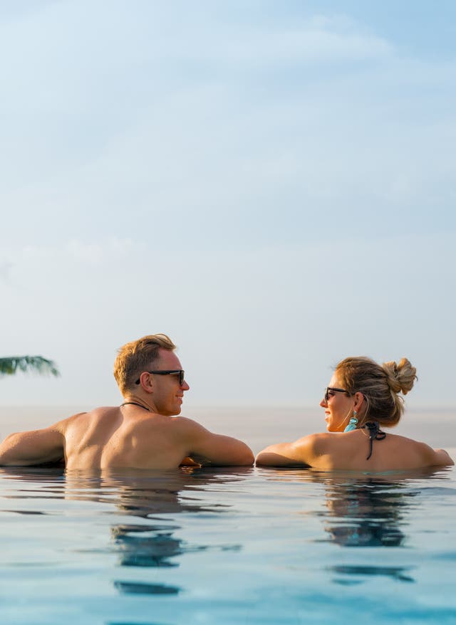Adults-only-Hotels Paar im Pool