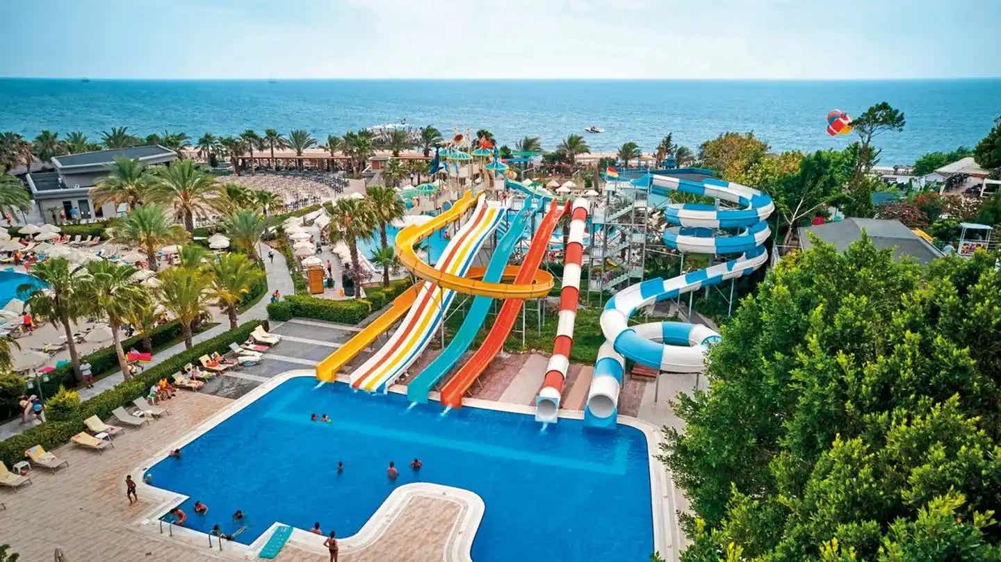 Blick auf Hotelpool