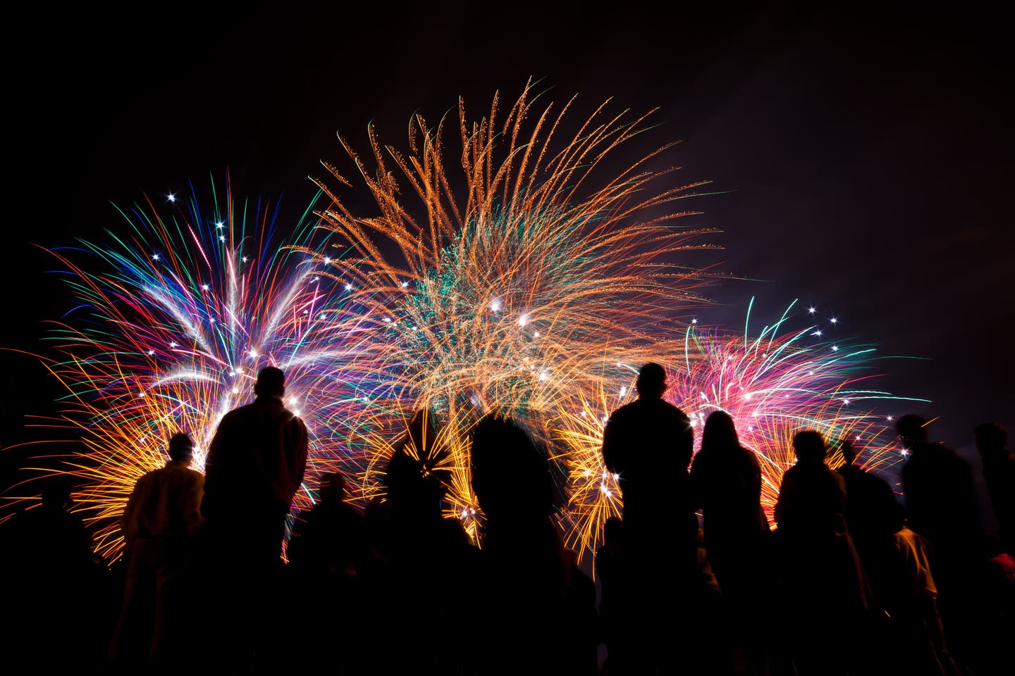 Menschen betrachten Feuerwerk