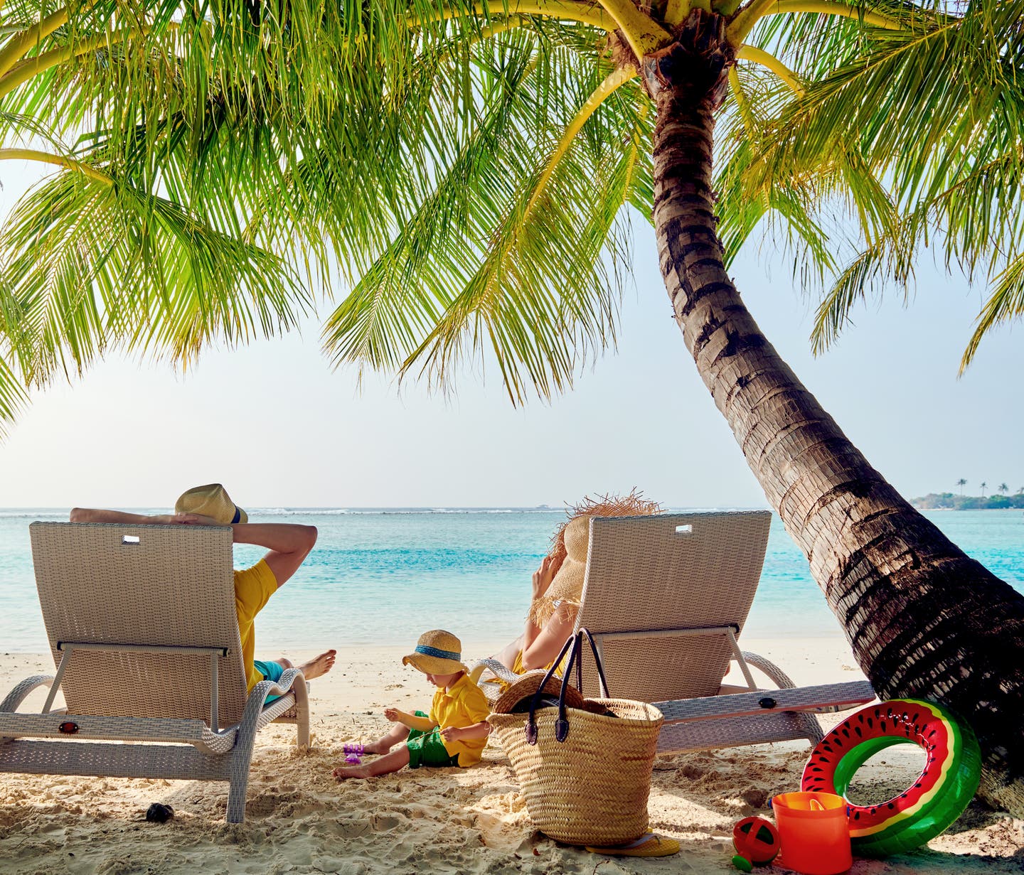 Familie am Strand auf den Malediven
