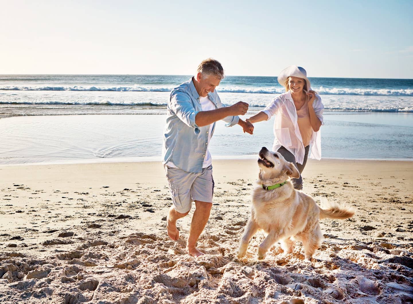 Paar mit Hund am Strand