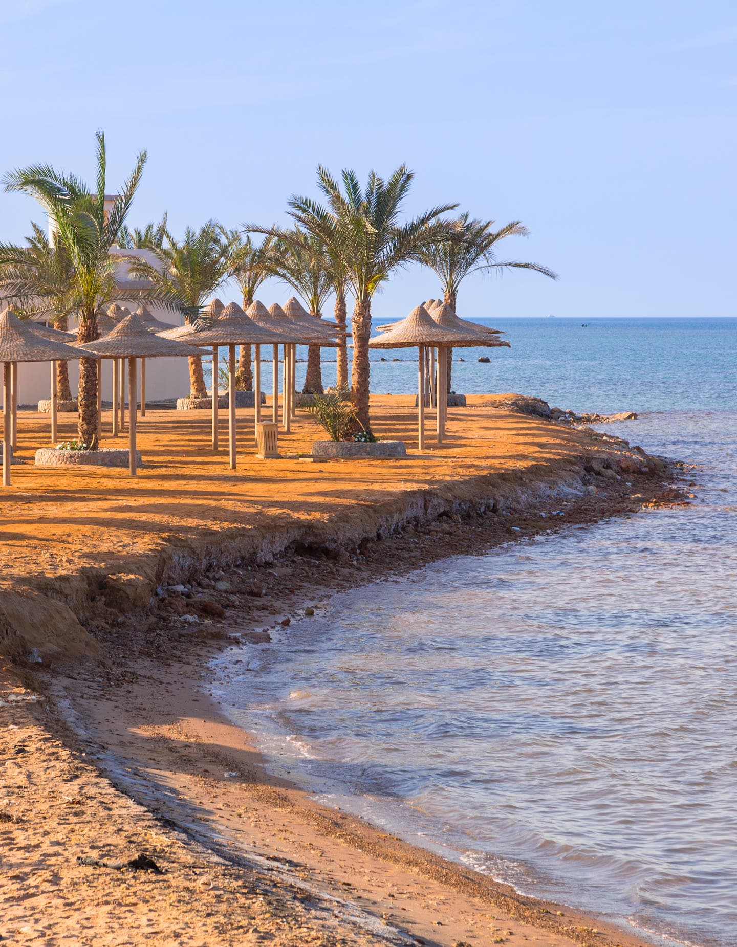 Aktiv in Ägypten: Schirme am Meer in Hurghada